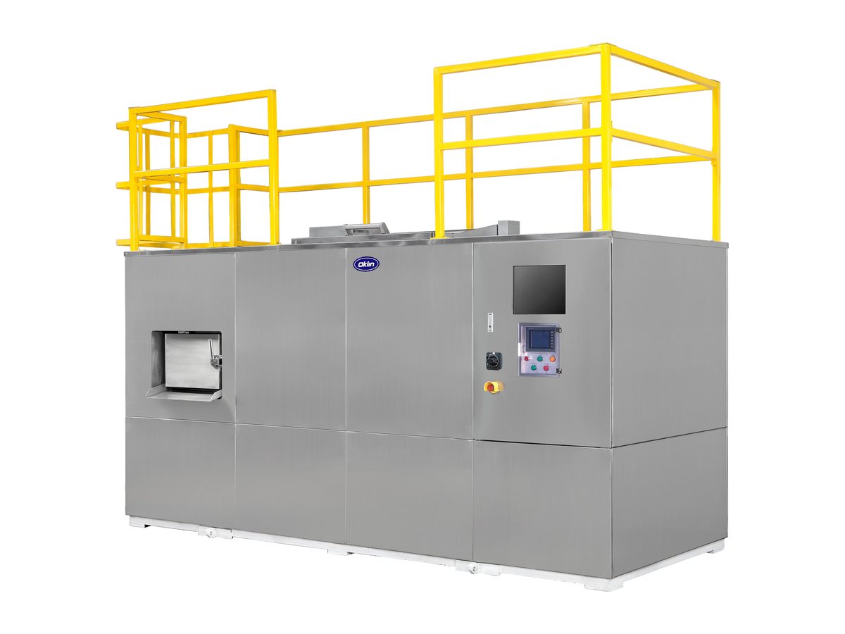 Compostera industrial Oklin GG-500s de acero inoxidable, en ángulo, con la plataforma de carga con baranda amarilla